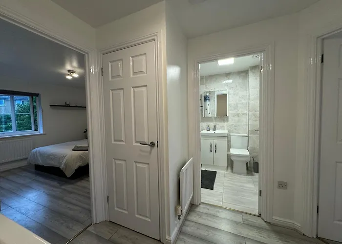 Spacious 3 Bedroom Home, With Private Driveway 5 Minutes From Excel Centre & Custom House London